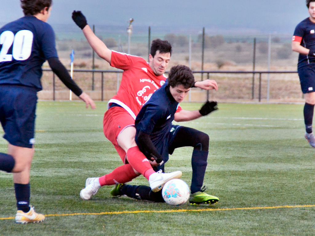 Imagen de un encuentro anterior disputado por el Cuéllar Santa Teresa y el Ie University. / D. MARTÍN