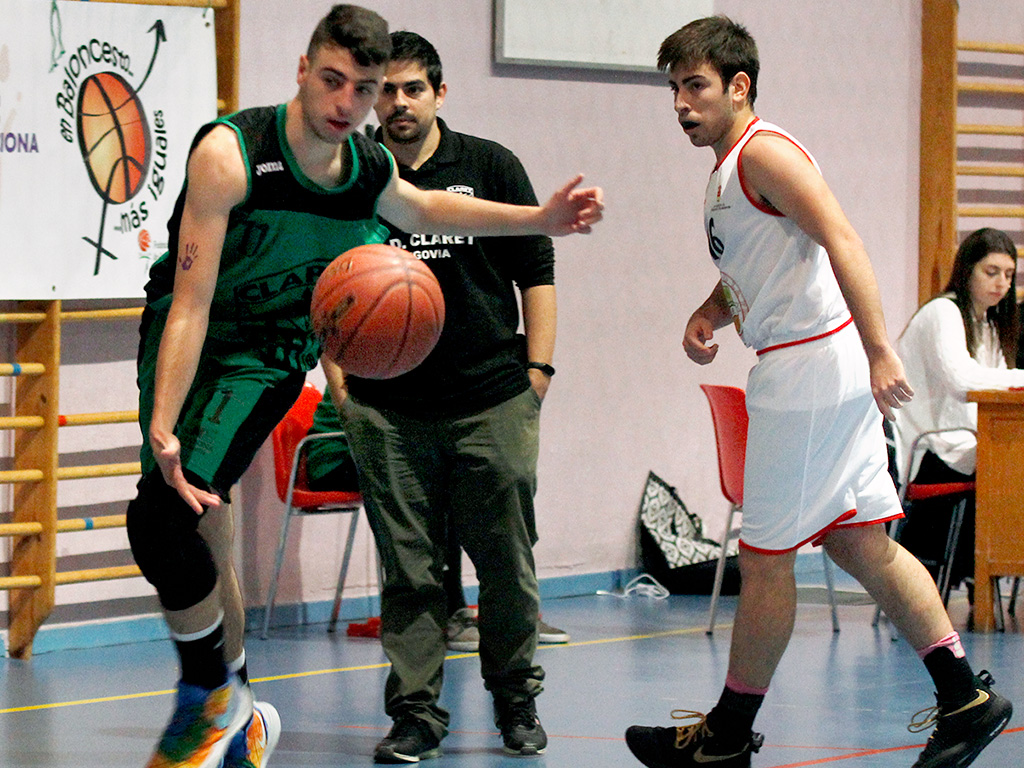 Miguel Pérez trata de evitar que el balón salga fuera durante el encuentro jugado por el Claret ante La Flecha. / N. LLORENTE
