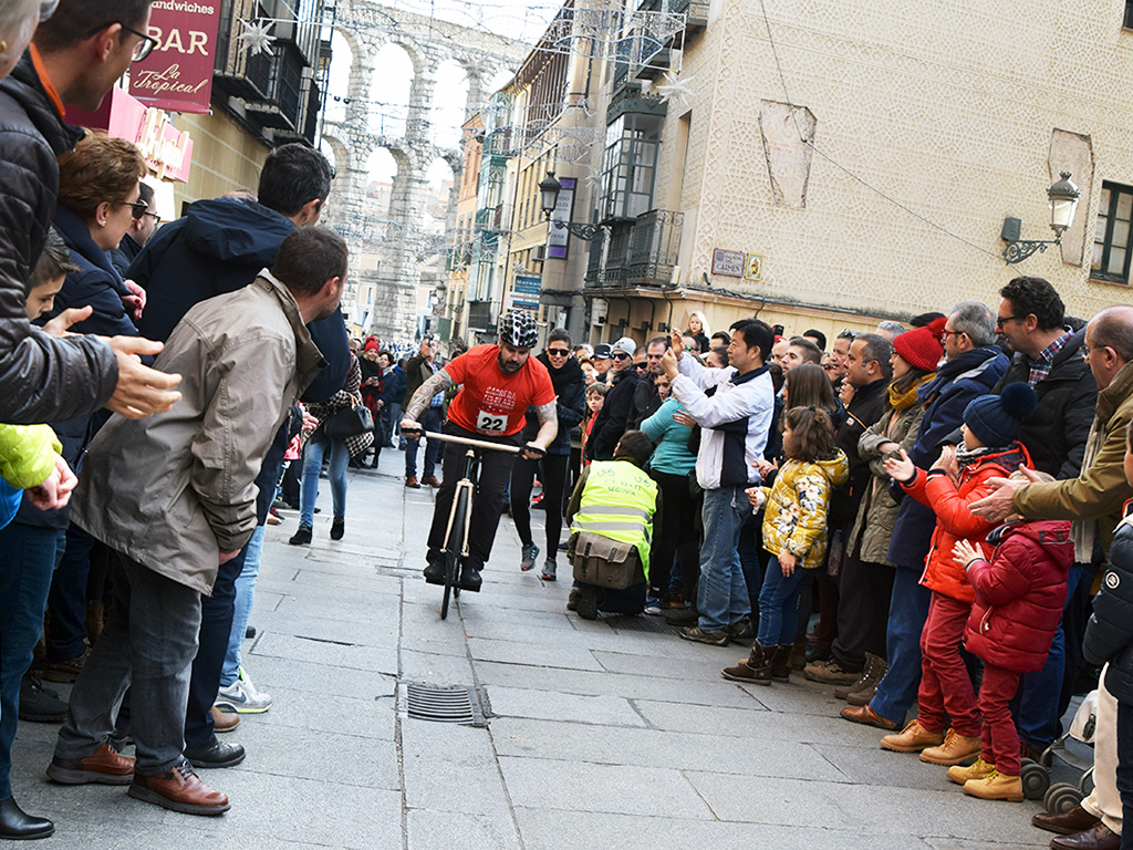 Uno de los participantes en la pasada edición de la Carrera del Pavo, ascendiendo la calle Cervantes. / ROCÍO PARDOS