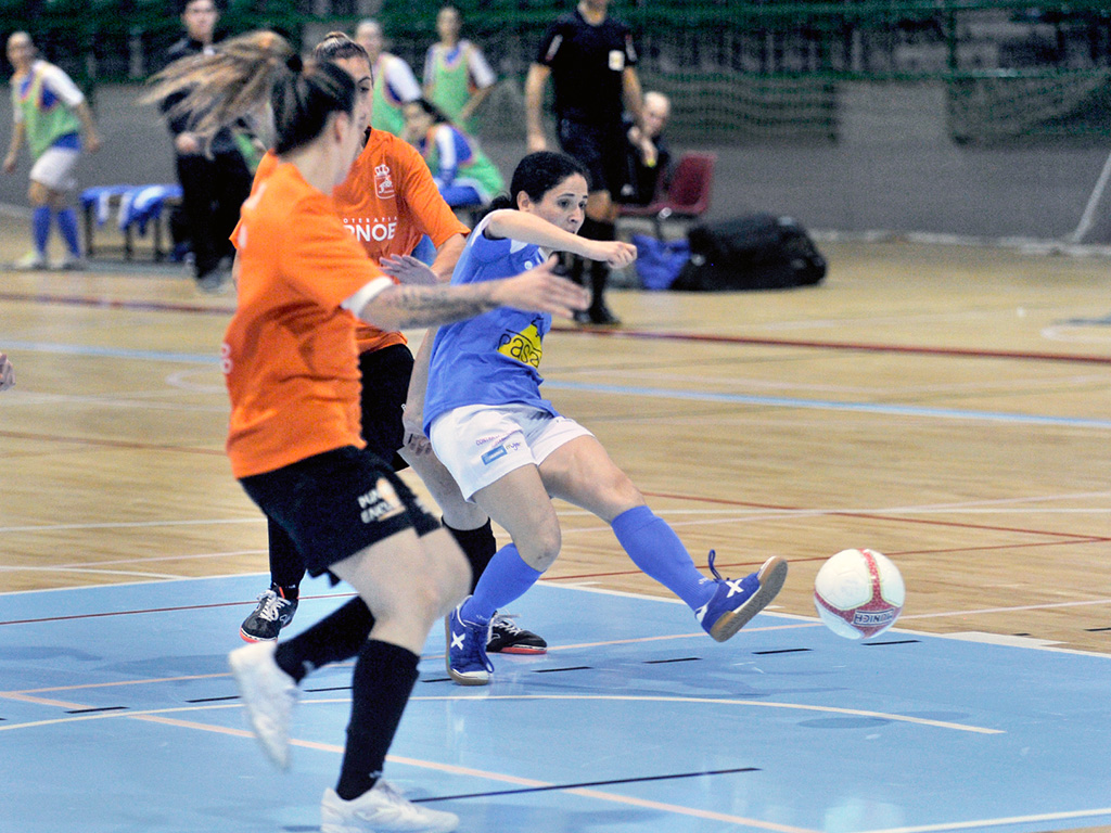 La jugadora del Unami CP Laura Llorente dispara a puerta ante presión de dos contrincantes del CFS San Fernando. / KAMARERO