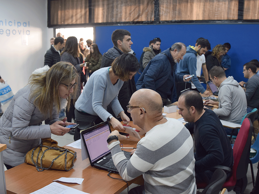 Deportistas inscribiéndose para la Carrera Fin de Año.  / ROCÍO PARDOS