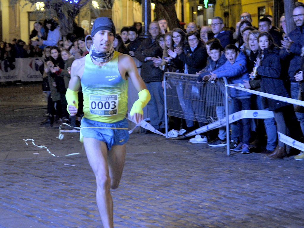 El atleta Mario Calvo entra en meta en la pasada Carrera Fin de Año. / KAMARERO