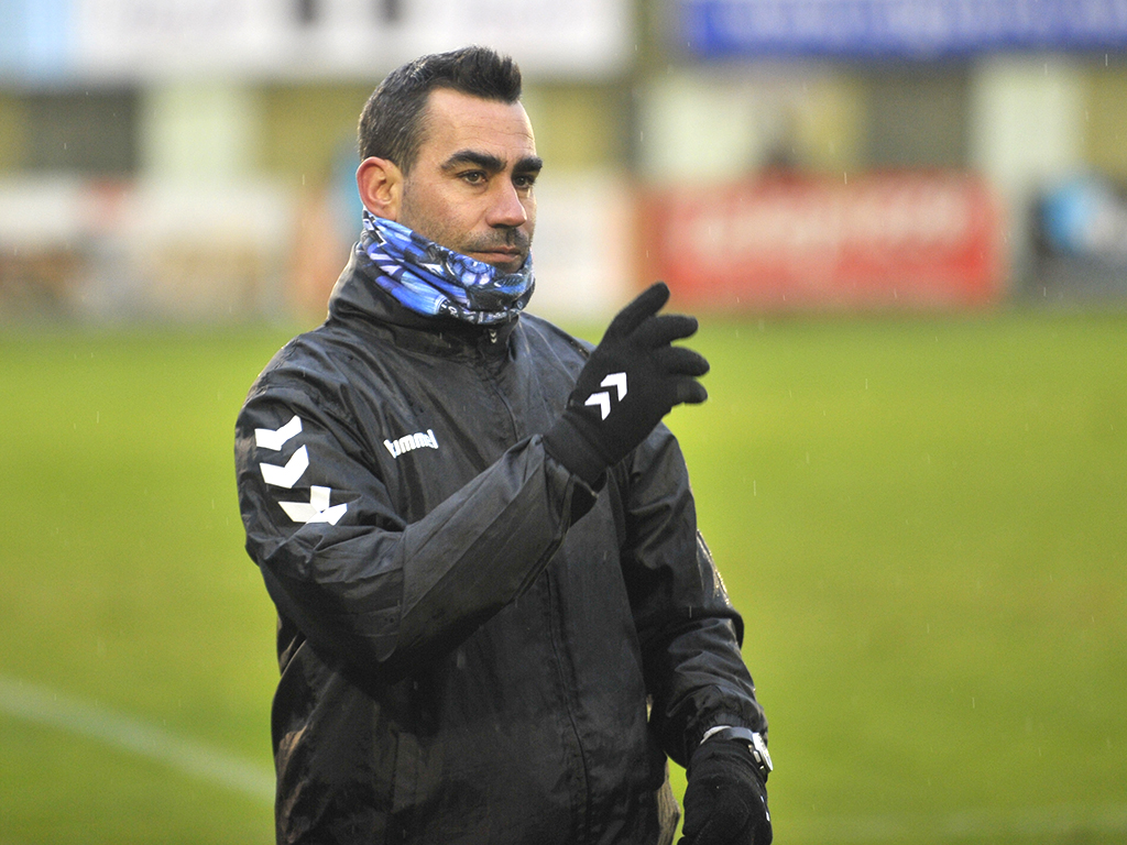 Manu González observa una de las acciones de su equipo en La Albuera. / KAMARERO