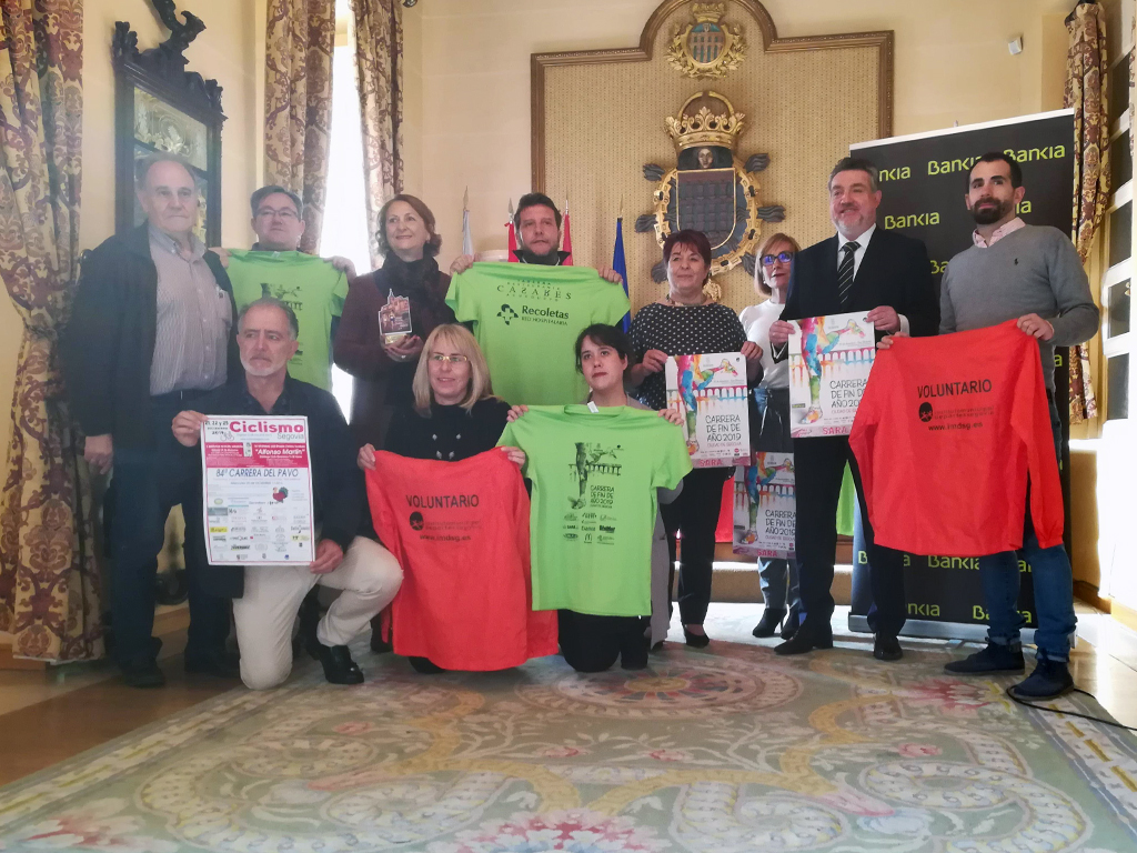 Los diferentes organizadores y colaboradores de la Carrera Fin de Año, en la presentación en el ayuntamiento. / AYUNTAMIENTO DE SEGOVIA