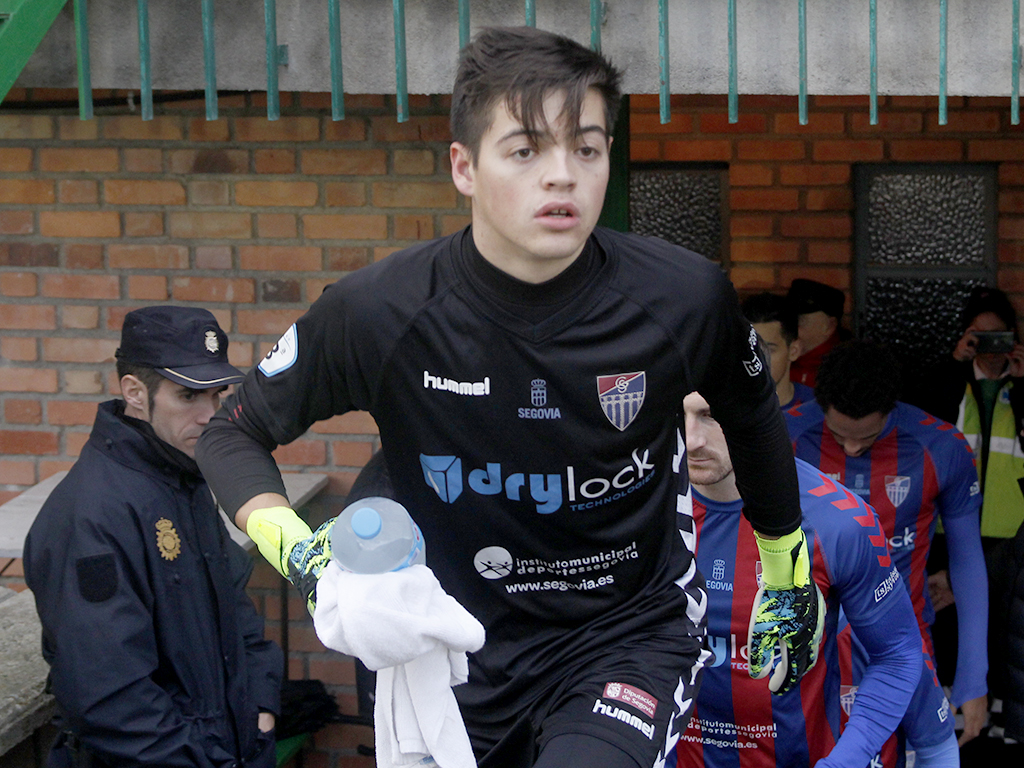 El guardameta de la Segoviana David García sale del túnel de vestuarios durante el último partido. / NEREA LLORENTE
