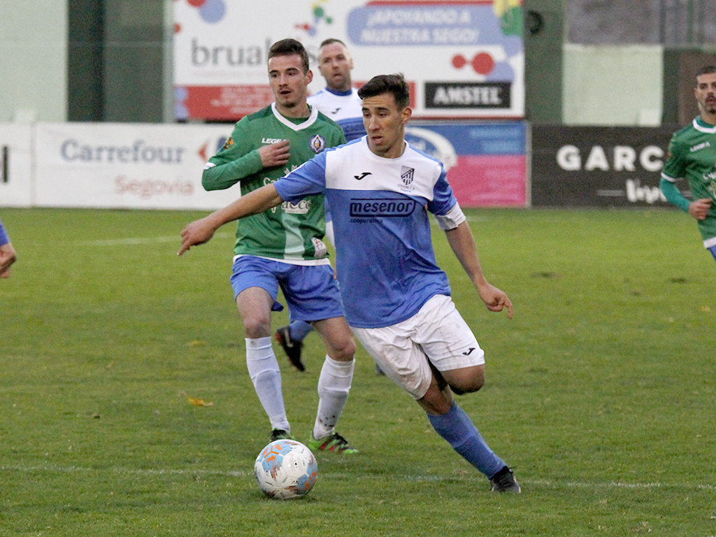 El jugador del Unami Hamza conduce un balón. / NEREA LLORENTE
