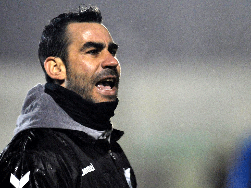 Manu González trata de hacerse escuchar por sus jugadores. / JUAN MARTÍN-GIMNÁSTICA SEGOVIANA