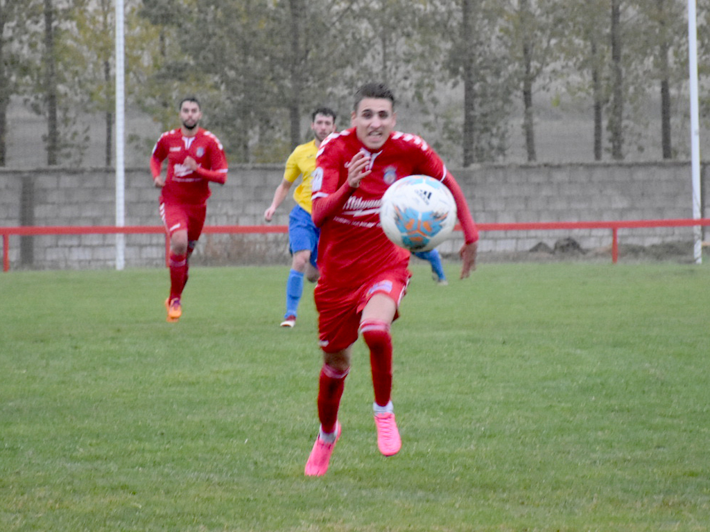 El atacante del Turégano CF David Rubio persigue un balón. / A.M.
