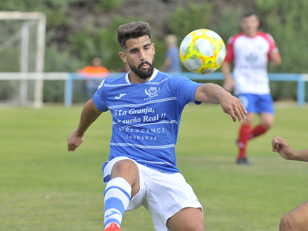 El centrocampista del CD La Granja Vitolo se dispone a bajar el esférico. / KAMARERO