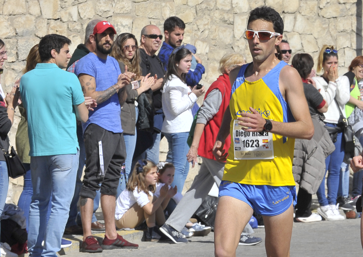 El atleta riazano Diego Pérez, durante una prueba. / KAMARERO