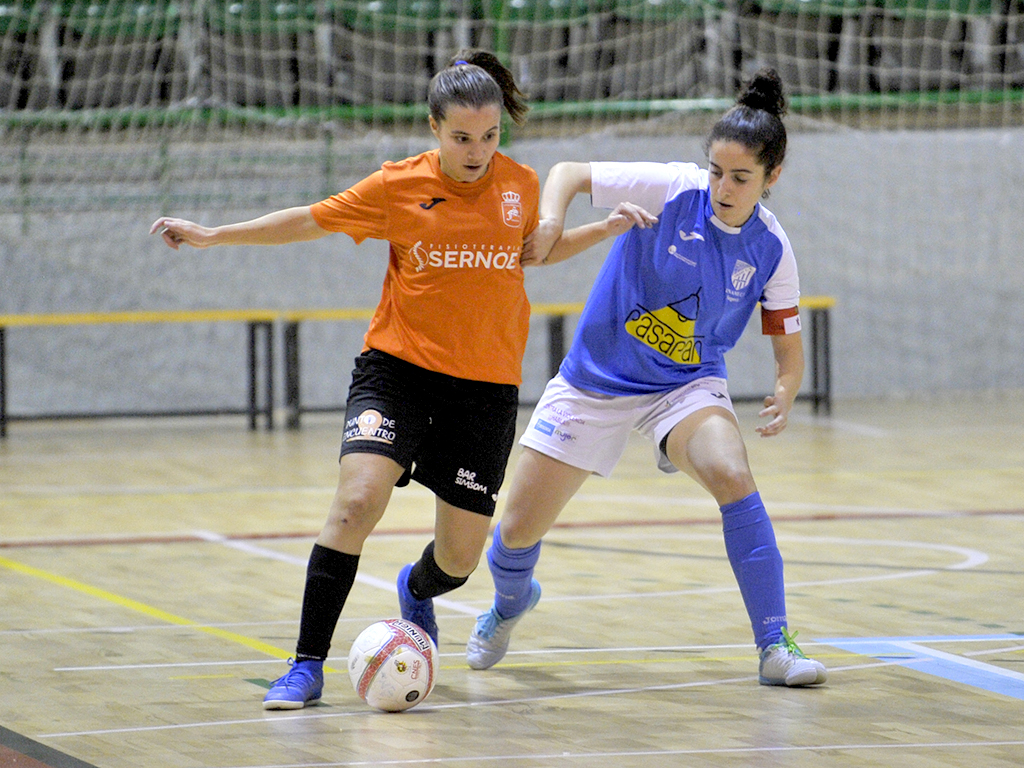 La capitana del Unami, Ro, trata de frenar a una contrincante del San Fernando en el último partido. / KAMARERO