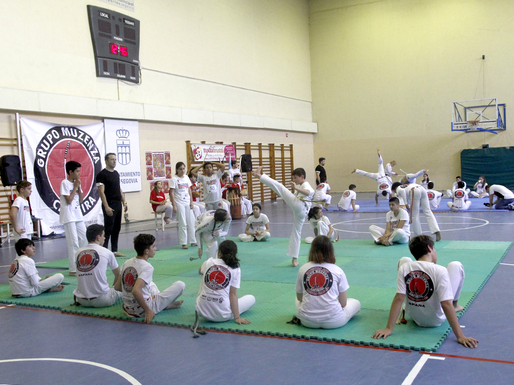 Uno de los momentos de la Copa de España de capoeira que se celebró en el Enrique Serichol. / NEREA LLORENTE