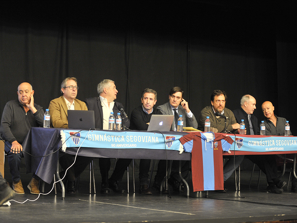 Reunión informativa de los posibles inversores de la Gimnástica Segoviana, junto al presidente y los directivos del club. / KAMARERO