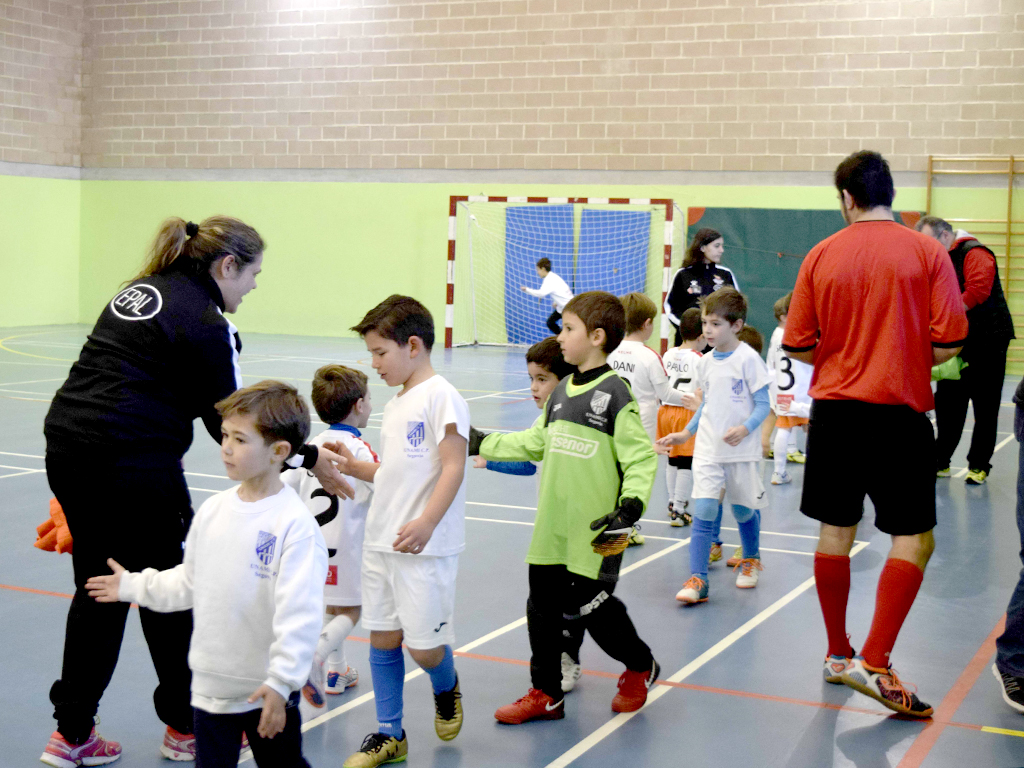 Dos equipos se saludan antes de comenzar un partido, en una pasada edición del Memorial ‘El Botas’. / MARTA HERRERO