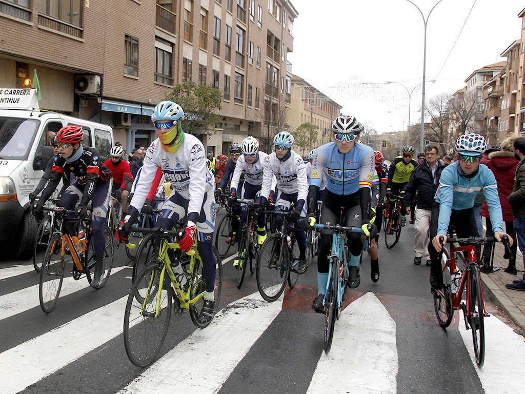Momento de la salida del Gran Premio Ciclista Navideño en el paseo Ezequiel González. / NEREA LLORENTE
