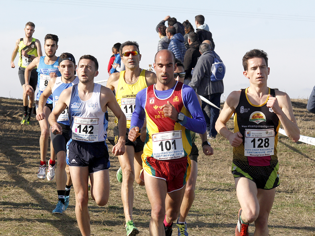 Atletas afrontando un tramo del recorrido en el pasado Cross de Cantimpalos.  / NEREA LLORENTE