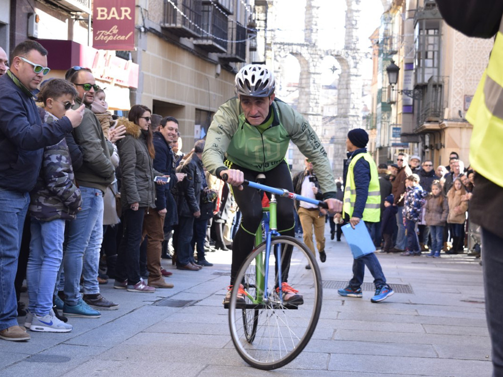 Julio Martín, ganador de las ocho últimas ediciones, subiendo la calle Real en plena Carrera del Pavo. / MARTA HERRERO