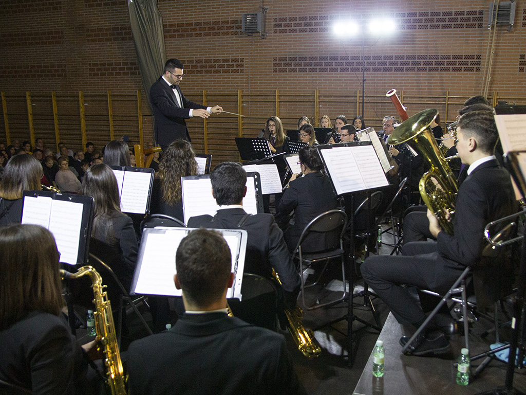 Asier Doval dirige a los músicos de la Banda Municipal de Coca durante el concierto navideño. / Nerea Llorente