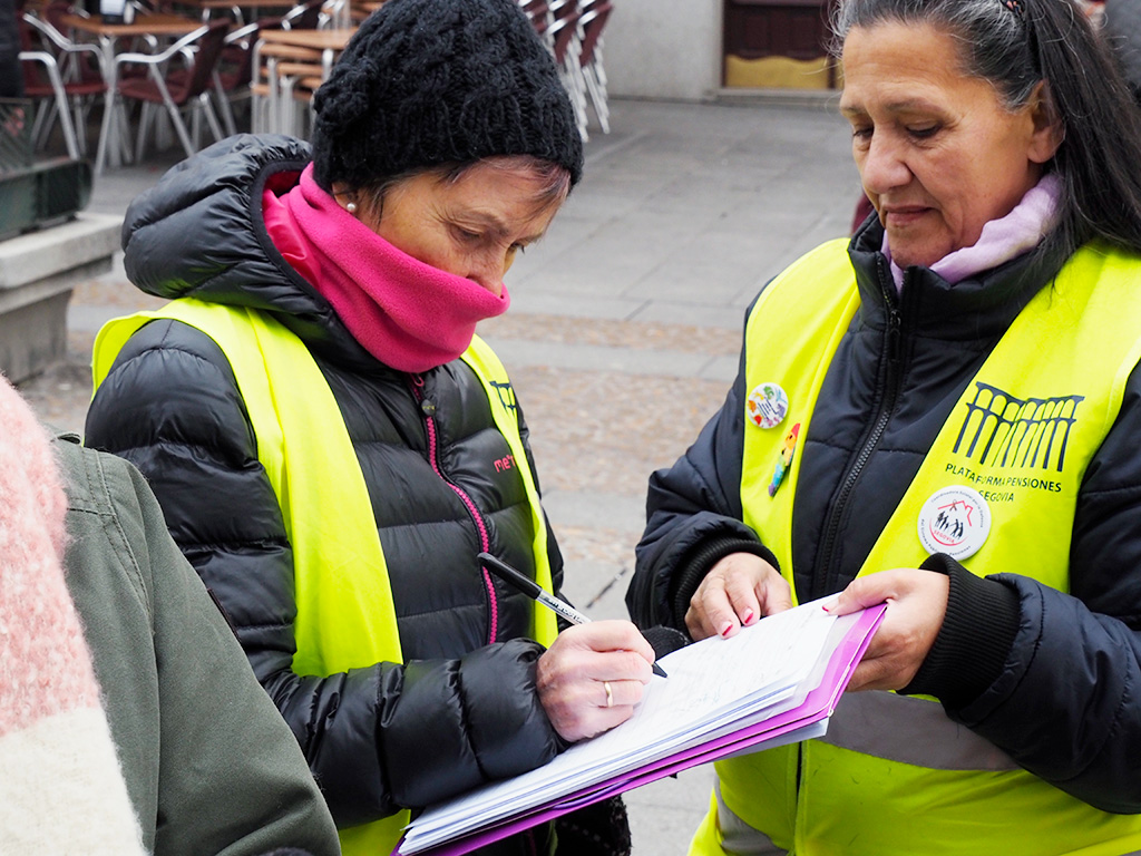 Los integrantes de la plataforma recogen firmas para que se bliden las pensiones públicas en la Constitución. / Kamarero