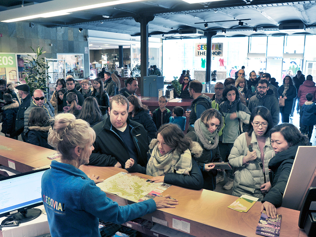 Decenas de personas llenan el Centro de Recepción de Visitantes en busca de información turística sobre la ciudad. / Kamarero