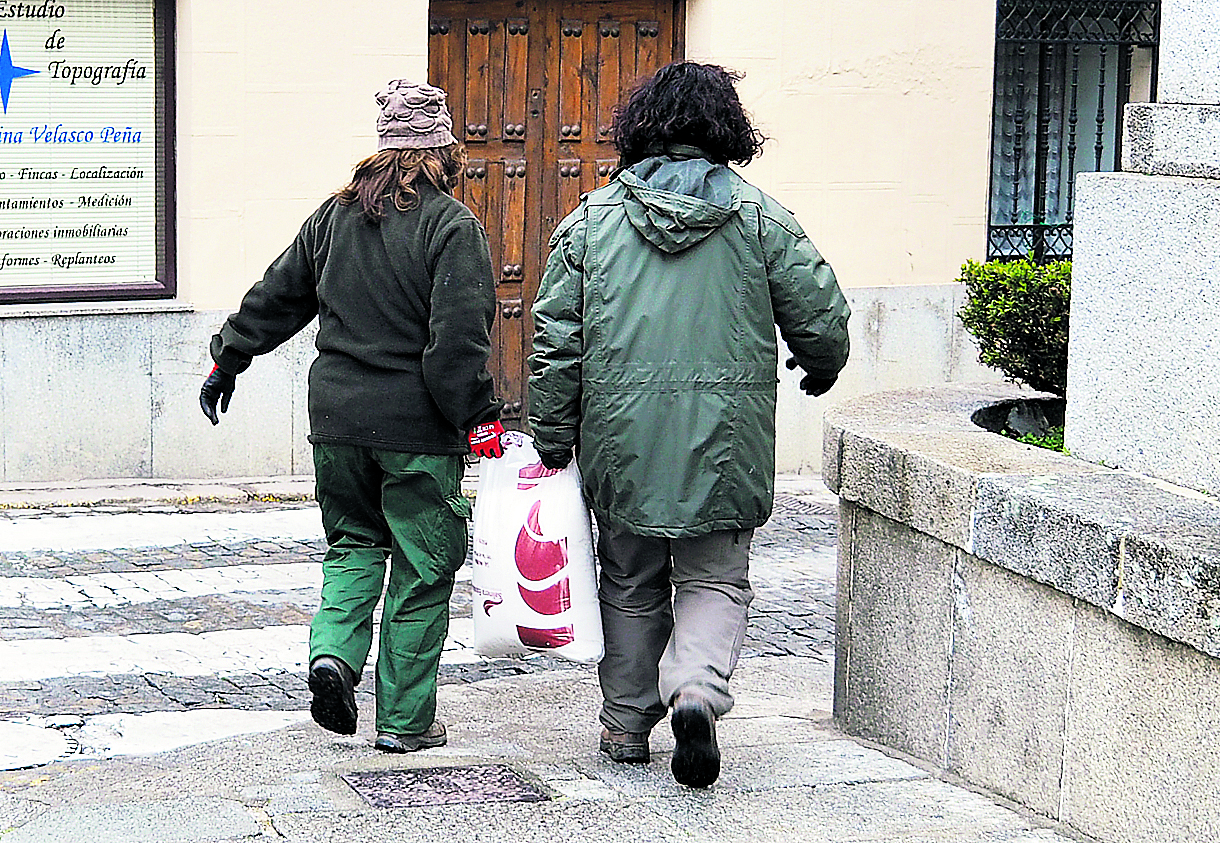 Trabajadores del Ayuntamiento con un saco de sal./KAMARERO