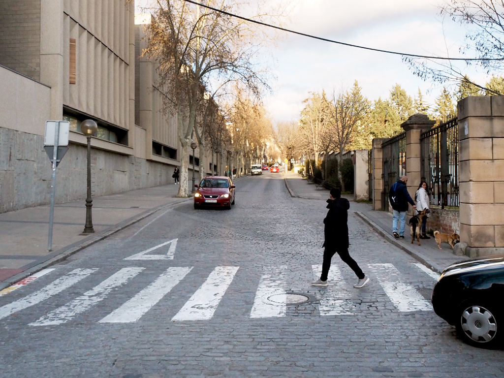 Estado actual de la calle de Coronel Rexach en la confluencia con la plaza de la Universidad. / Kamarero