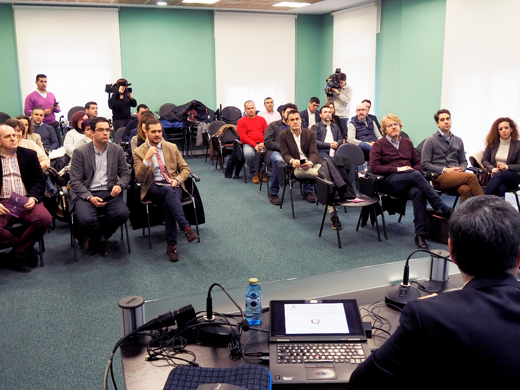 A la Jornada celebrada en la FES asistieron concejales de Segovia y alcaldes de otros municipios. / Kamarero