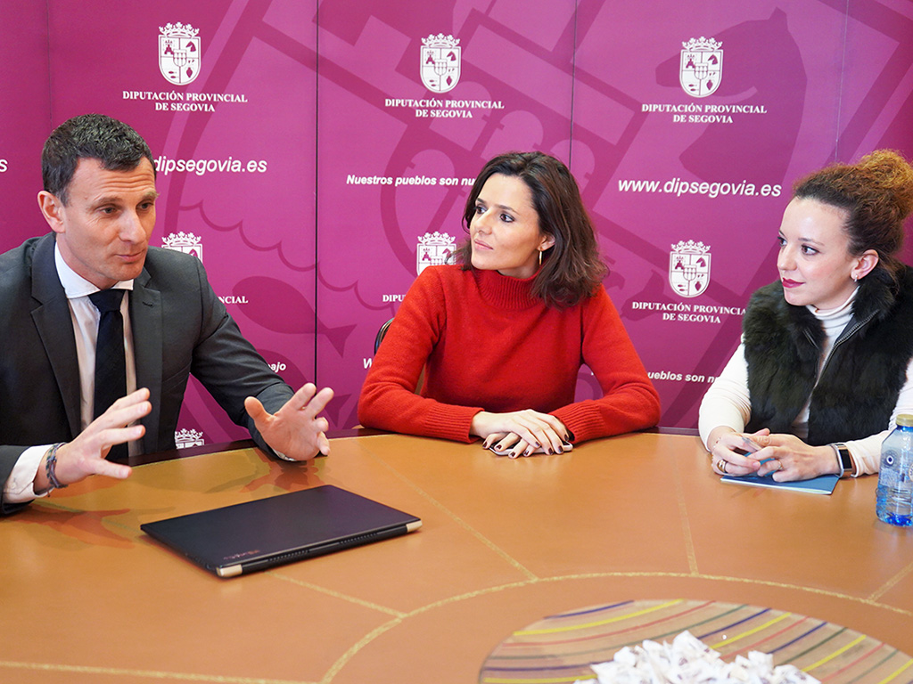 El viceconsejero de Empleo y Diálogo Social, David Jesús Martín, junto a Sara Dueñas y Noemí Otero. / E. A.