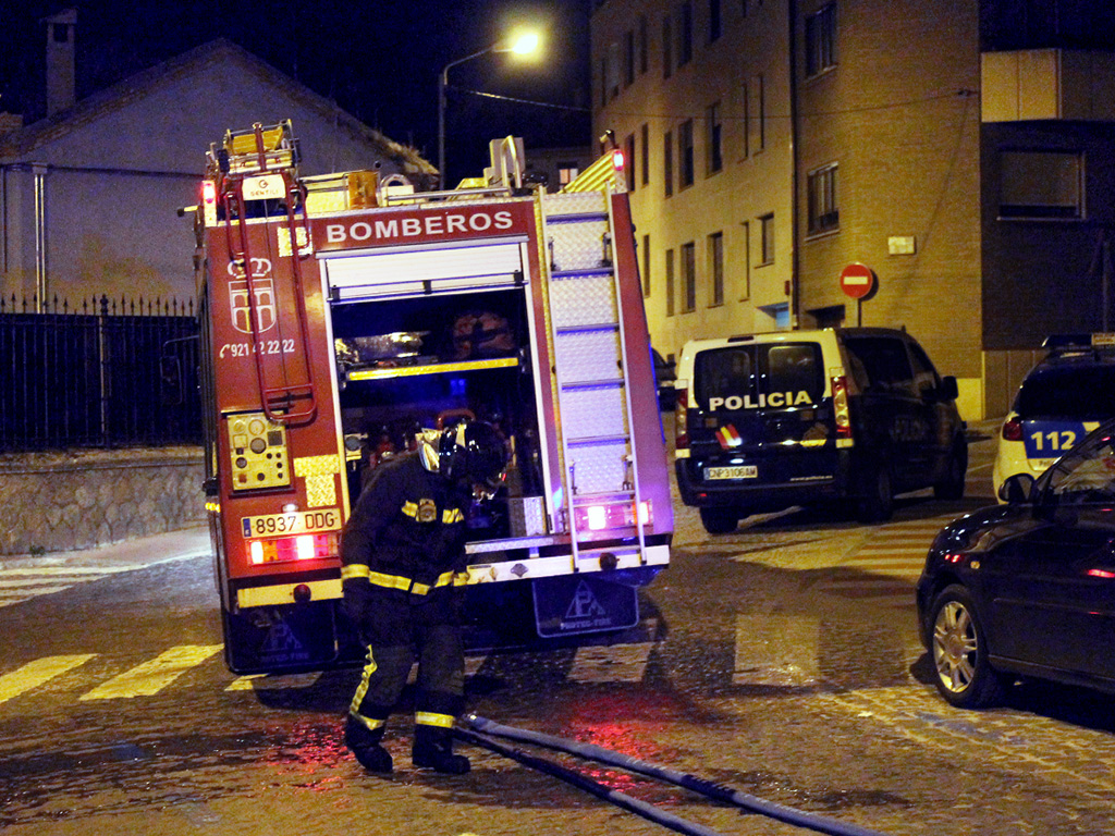 Actuación de los bomberos en un incendio en la ciudad- /E.A.