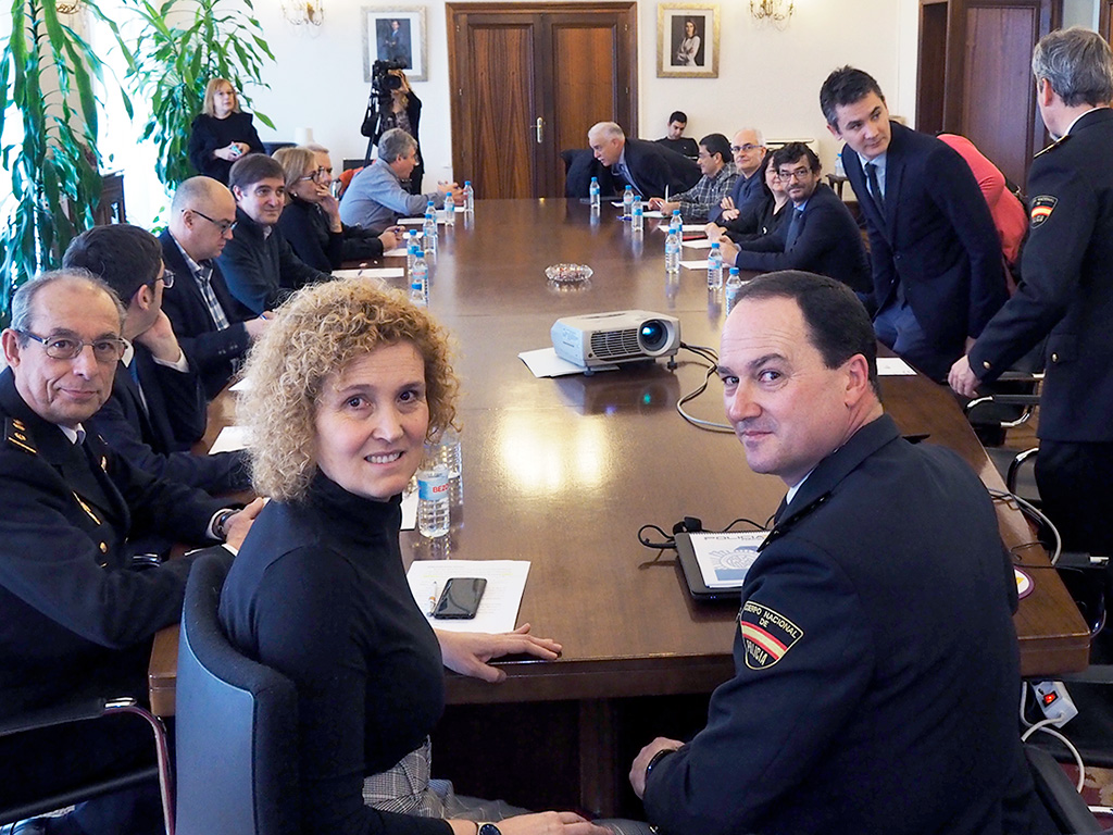 En primer término, Lirio Martín y el comisario Javier Galván, al comienzo de la jornada. / Kamarero