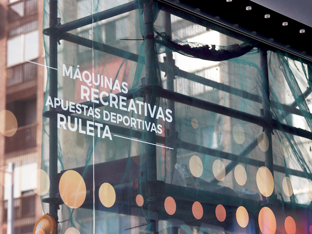 Cartel situado junto a una casa de apuestas de la capital segoviana. / Nerea Llorente