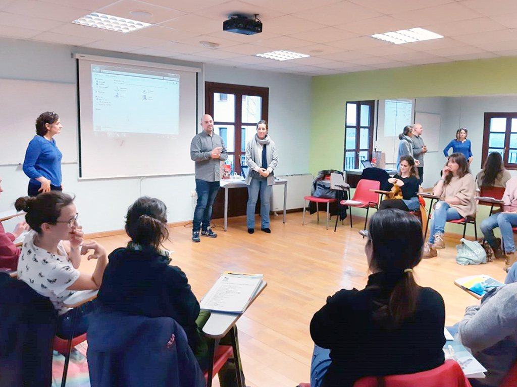 Imagen de una de las sesiones del curso que se imparte en la Casa Joven. / El Adelantado