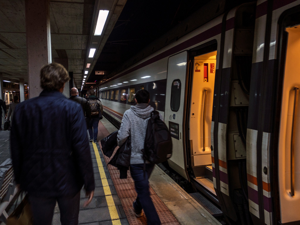 Viajeros en la estación de Segovia-Guiomar. / Kamarero