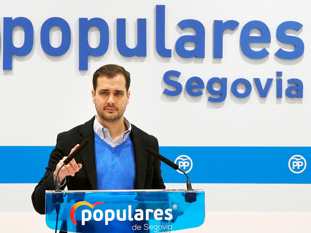 El portavoz del grupo popular, Pablo Pérez, informa sobre la nueva campaña de redes sociales. / Kamarero