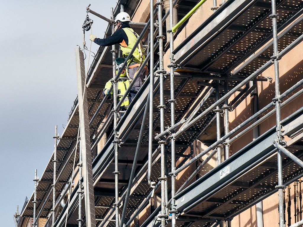 La construcción y rehabilitación de viviendas requieren la concesión de licencias urbanísticas. / Kamarero