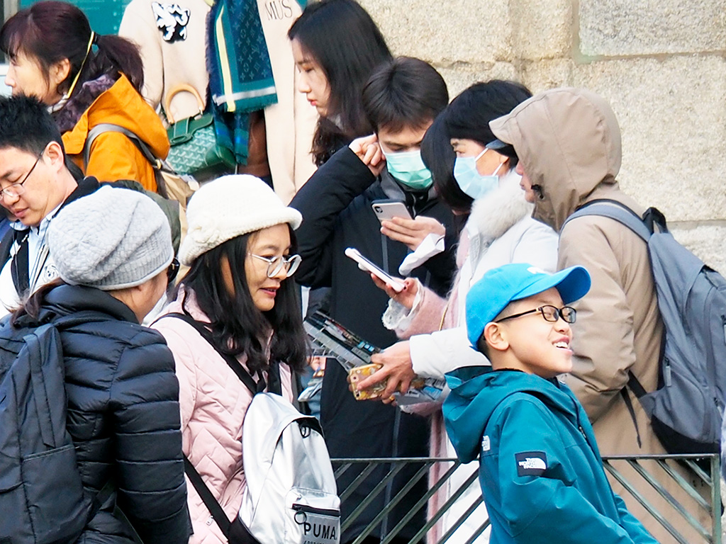 Un grupo de turistas de origen asiático, algunos con mascarillas, en la plaza del Azoguejo. / KAMARERO