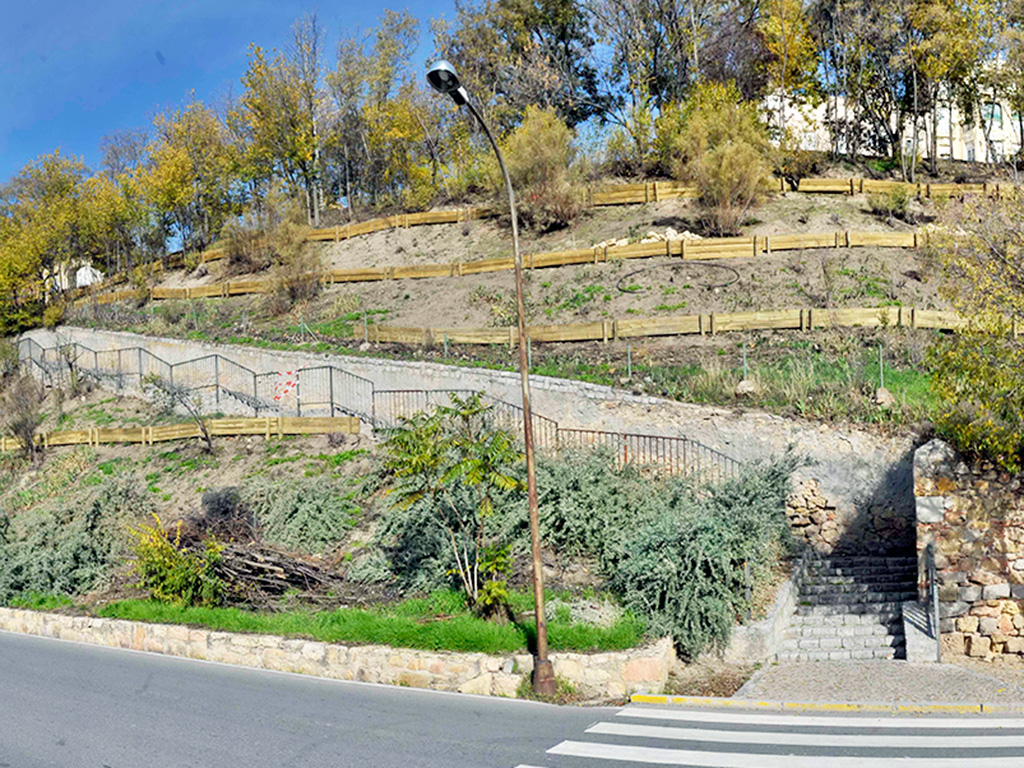 Escaleras que comunican el paseo de los Tilos con el paseo del Salón. / Kamarero