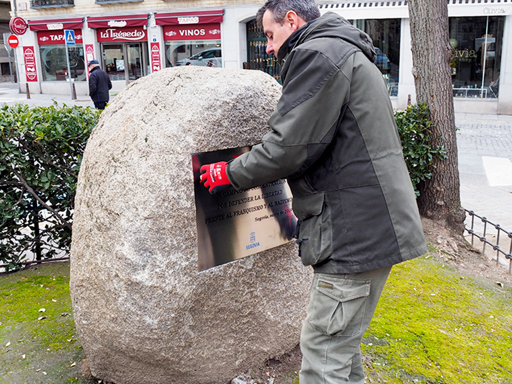 La placa en recuerdo a las víctimas del nazismo fue repuesta ayer. / Kamarero