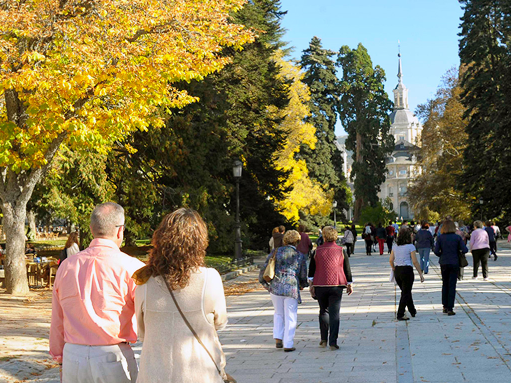Turistas camino del Palacio Real de La Granja. El turismo de jardines es uno de los segmentos a promoción. / Kamarero