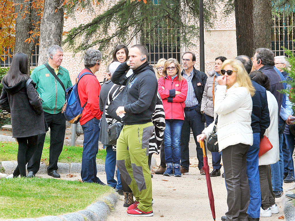 Un grupo de turistas durante una visita por Segovia con un guía oficial. / Kamarero