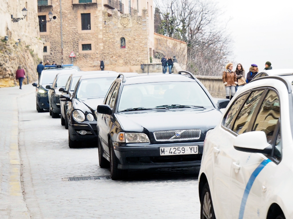 Tráfico denso en la calle de San Juan, acceso al recinto amurallado. / Nerea Llorente