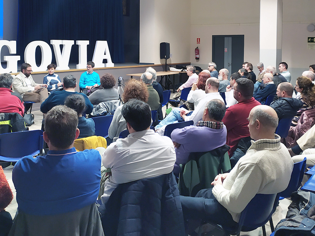 Asistentes al evento organizado por Podemos Segovia el pasado jueves en el Centro Cívico de San José. / E. A.