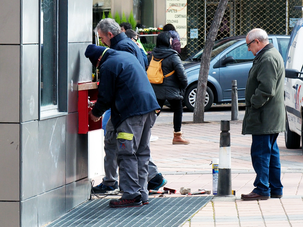 El pasado jueves varios operarios instalaron este dispositivo en el exterior del aparcamiento. / Kamarero