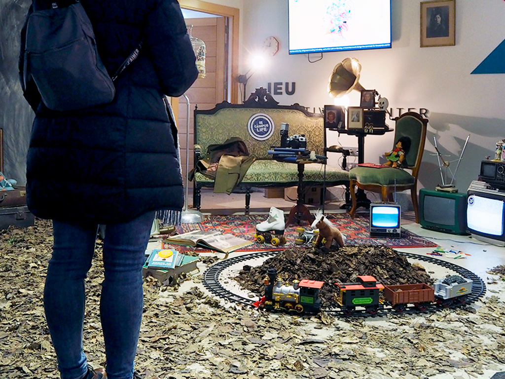 Imagen de una de las composiciones artísticas que acoge el IE Creativity Center. / Kamarero