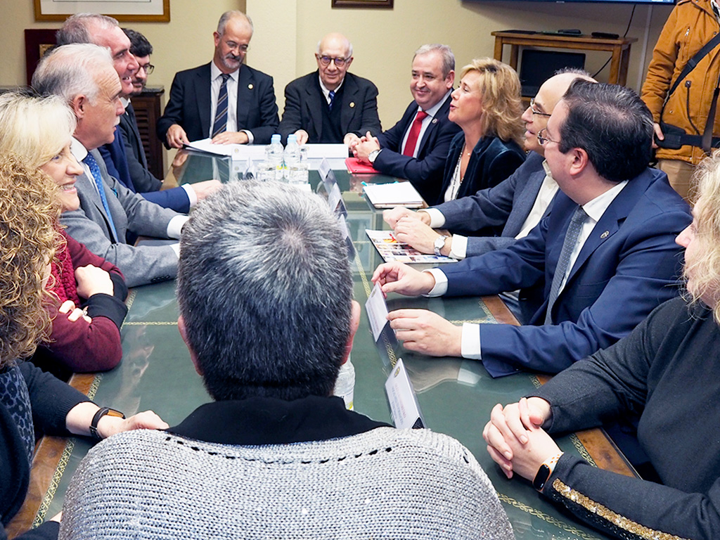 Reunión de la consejera Verónica Casado con la junta directiva del Colegio de Médicos de Segovia./ KAMARERO