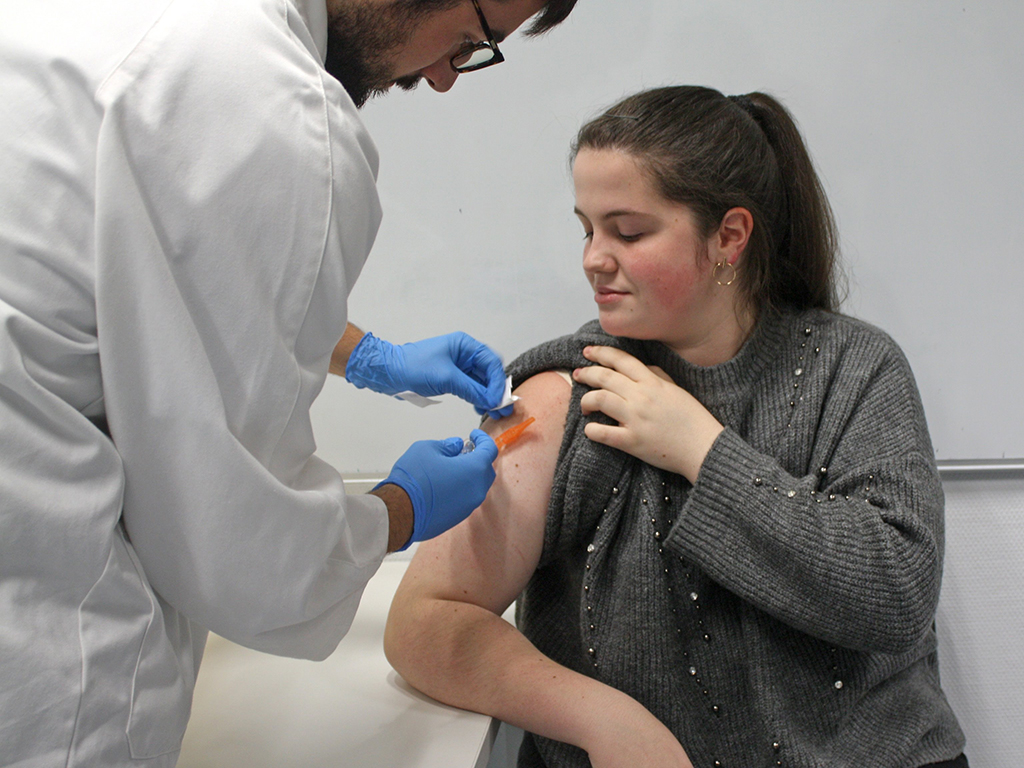 La Junta indica que en la Comunidad se han vacunado 6.203 personas más que el año anterior. / EUROPA PRESS