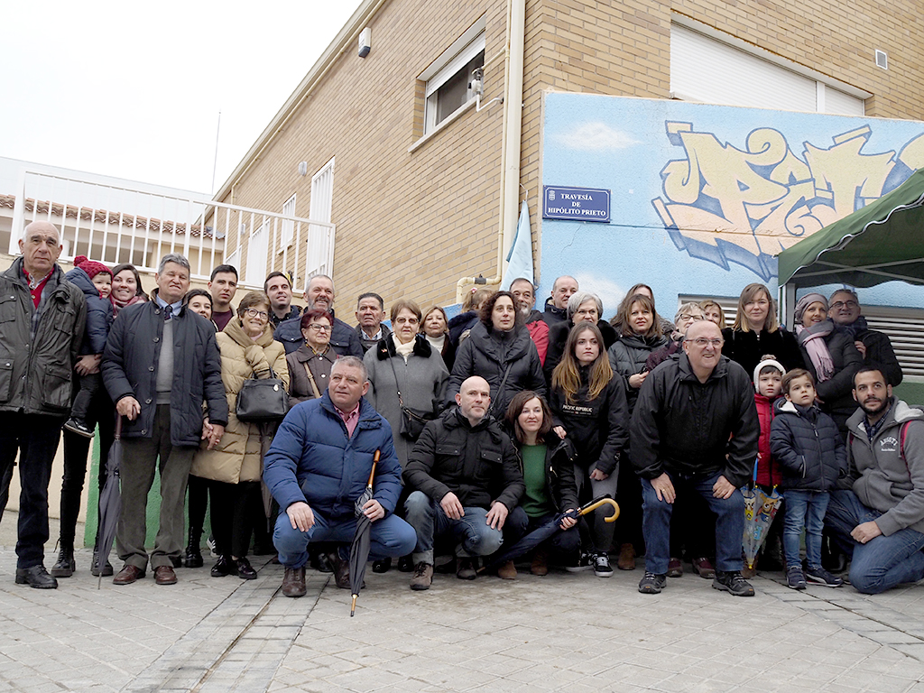 Los familiares de don Hipólito Prieto posan junto a la placa que lleva el nombre del párroco. / Nerea Llorente