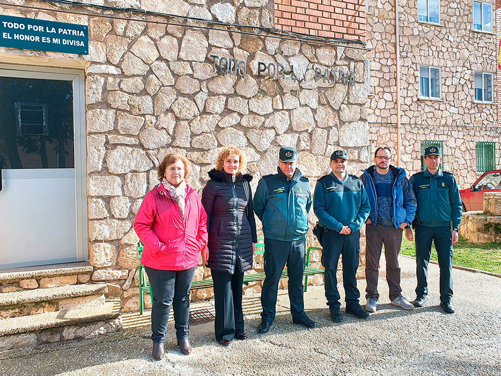 La subdelegada Lirio Martín en el cuartel de la Guardia Civil de Ayllón, que permanecerá en funcionamiento./ E. A.