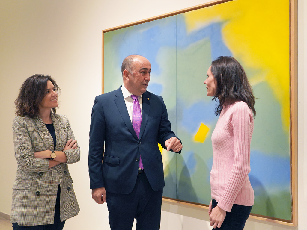 La vicepresidenta y el presidente del Consorcio, Sara Dueñas y Miguel Ángel de Vicente, con la directora del Museo. /  E. A.