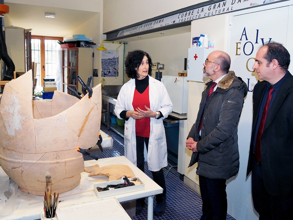 l consejero de Cultura y Turismo, Javier Ortega Álvarez, visitó el Museo Provincial de Segovia. / KAMARERO